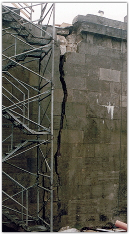 Setzungsschaden an einem Br�ckenwiderlager