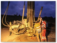 Entnahme eines Bohrkerns aus einer Kontrollbohrung