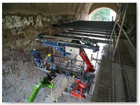 Bohrlafette f�r den Einbau von Manschettenrohren