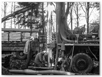 Einbau eines Edelstahl- Wickeldrahtfilters zur Herstellung eines Vertikalbohrbrunnens