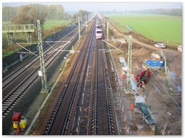 Herstellung der gesteuerten, fl�ssigkeitsgest�tzten Injektionsbohrungen bei laufendem Bahnbetrieb