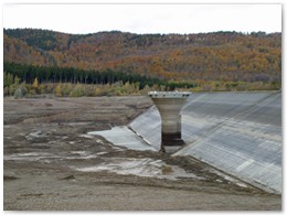 Entleerte Talsperre mit Restwasser vor dem Dammfu�