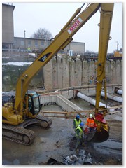 Unterwasseraushub mit Langstielbagger, Bergung der Einzelst�cke von Hand