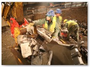 Handsortierung des Archivguts aus dem gewonnenen Tr�mmerschutt