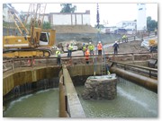 Bergung gro�er Fundamentreste nach Vorbereitung durch Arbeitstaucher
