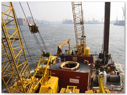 Verladung des Seekabels im Hamburger Hafen